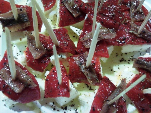 Queso freco, pimiento piquillo y trocito anchoa...para ir abriendo boca.