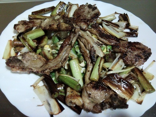 Pero reconozco que no me quedo con hambre, no, jeje, unas costillicas de cordero con ajetes tiernos...ummmm