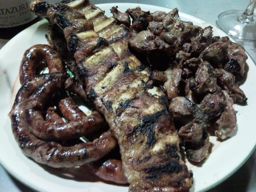 Y una buena barbacoa, de costilla de cerdo, salchicha blanca y roja y mollejas de pollo...