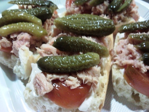Unas tostas con alioli, tomate, atun y pepinillos...