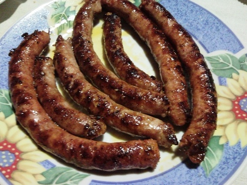 Y para rematar la cena, unas salchichas y longanizas a la plancha, para el régimen...