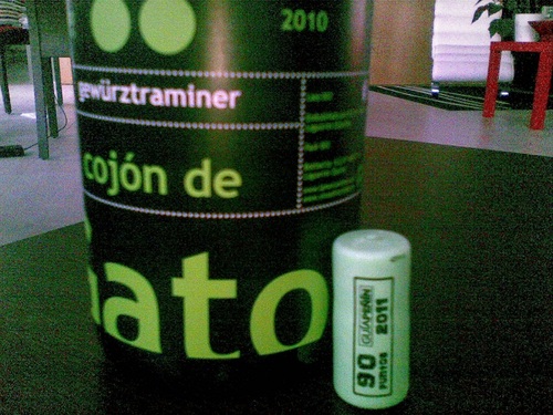 Puntos peñín del 2009 en el corcho de una botella con la añada del 2010 cuya supuesta puntuación aparece en la guia peñín del 2011.
