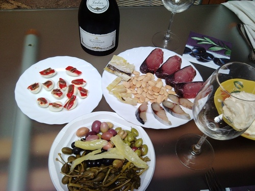 Encurtidos, salados y huevecillos de codorniz con pimiento piquillo y anchoa...