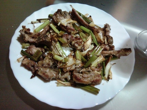 Pero maridó bastante bien, con unas costillas de cabrito con ajetes...