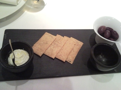 Un aperitivo de la casa: Cremoso de queso con Snack.