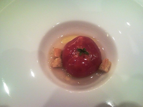 Un aperitivo: Tomate relleno de bonito. Maridado con Tricó 2007.