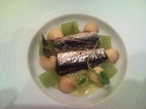Boquerón en vinagre con un cremoso de pepino y arbequina. Maridado con una Manzanilla Pasada Pastrana.