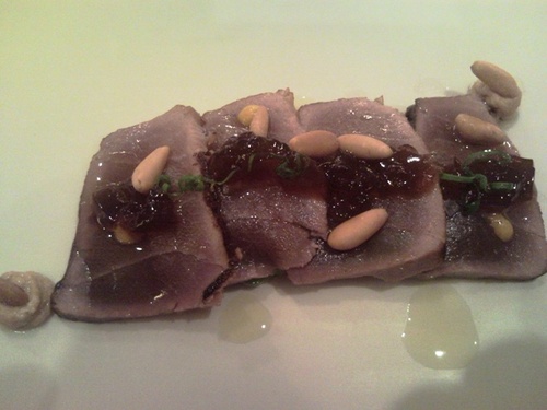 Tarantelo de atún de almadraba soasado con cremoso de judías verdes. Maridado con George Breuer Rudesheim 07.