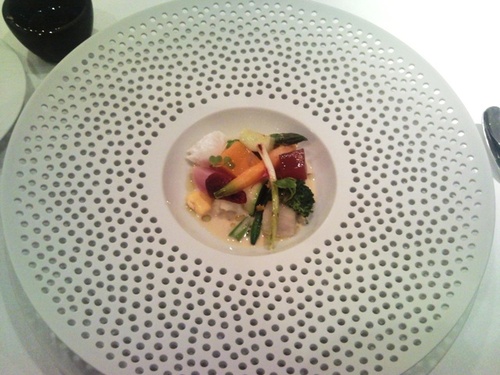 Me encantó este plato, en todos sus sentidos, la cerámica, el color del plato en si, y el sabor increible de cada una de las verduras, por lo menos 15 verduras en el plato.