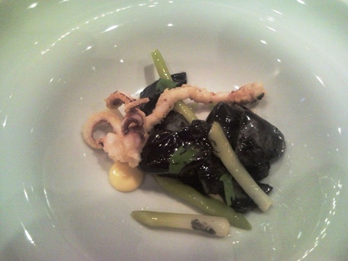 Calamar en su tinta, puerros ecológicos, cilantro y lima. Maridado con Maximin Grunhaus Abtsberg Kabinet 03.