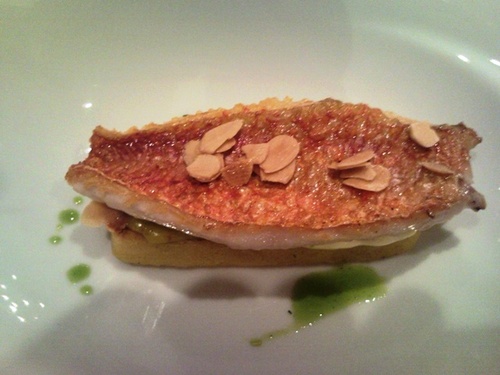 Salmonete de roca con patata y matices de su fritura. Maridado con Fino Maestro Sierra.