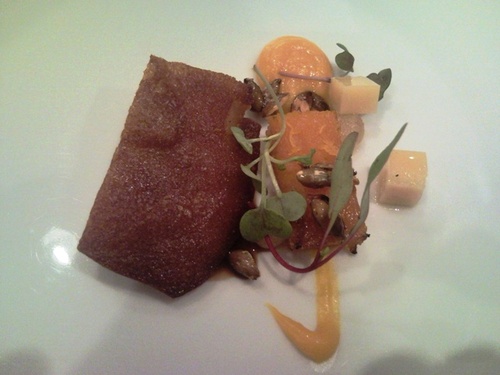 Paletilla de cochinillo asado con calabaza asada. Maridado con Pujanza 2005.