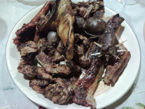 Molejas de pollo, chapinas de cordero, chuleta y churrasco de ternera, salchicha y longaniza, morcillas...