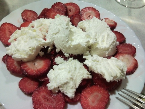 Unas ricas fresas con nata helada.