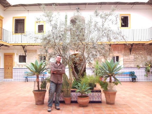 Este soy yo, en la plaza de una de las casas de baños.