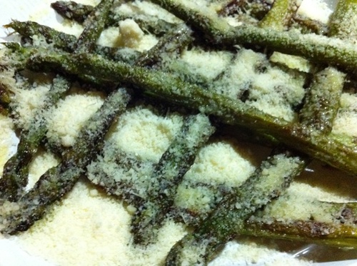 Unos esparraguitos con queso parmesano.