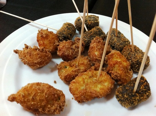 Las croquetas de chipirón en su tinta y los buñuelos de bacalao...realmente alucinantes ambos.