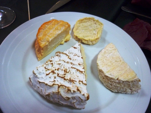 Los quesos, con los que acabemos el Rocallis, que estaba que se salía...Quesos : Langrés, Brie de Melun, Sant Felicien, y Rocamadour...