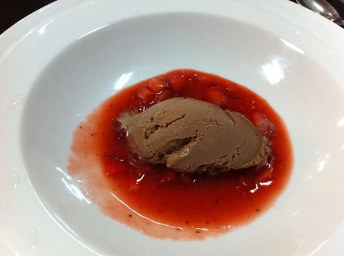 Segundo postre: Sopa de fresas con helado de chocolate.