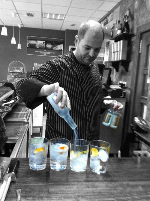 Unos buenos GT´S para los que aguantemos el tipo, de Beefeter 24 con Fever Tree y Twist de pomelo rojo.
