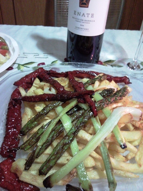 Papas fritas con pimiento rojo, esparragos y ajos tiernos...