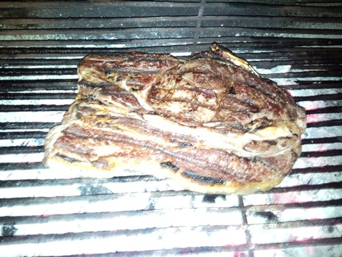 Trabajando el chuletón....