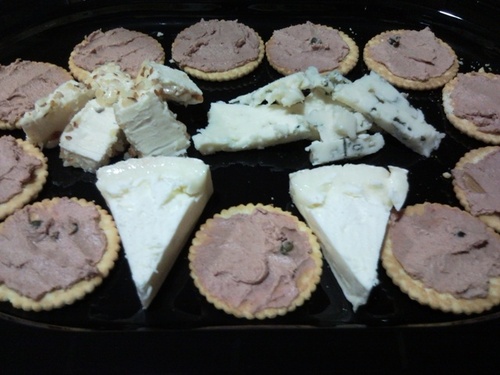 Y unas pastitas con paté a la pimienta, y unos quesos, tolko con piña, roquefort y camembert...