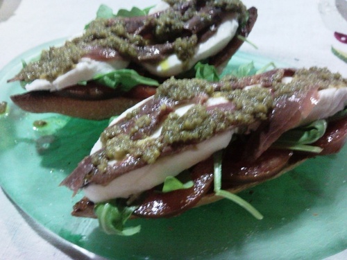 Bruchetta de mozarella de búfala con anchoas del cantábrico y salsa pesto. Esto tenéis que probarlo....¡¡¡¡