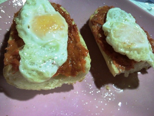 Tostas de sobrasada ibérica con huevo frito de codorniz...un clásico.
