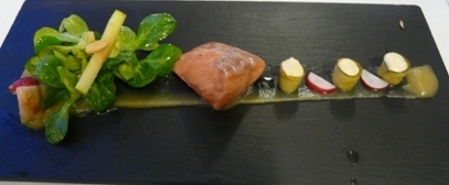 Kaymus en Valencia Ensalada de salmón a baja temperatura y crema de queso con frutos secos
