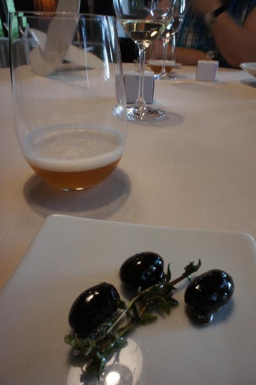 Cerveza de legumbre tostadas,tapa de olivas y alubias con tomillo