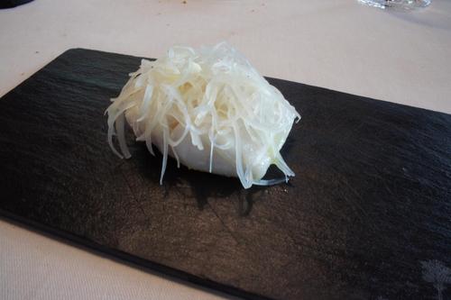 Pescado de lonja,manteqilla de cabra sahumada y tallos de acelgas
