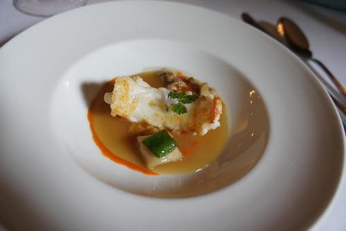 Cigala asada,gelee de jengibre y ravioli de vainilla
