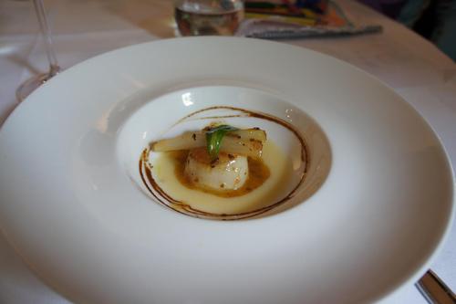 Vieira asada,veloute de esparragos y endivias caramelizadas