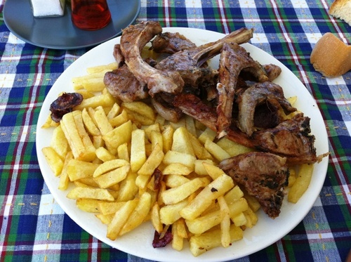 Unas chuletas de cordero a la brasa con patatas fritas...