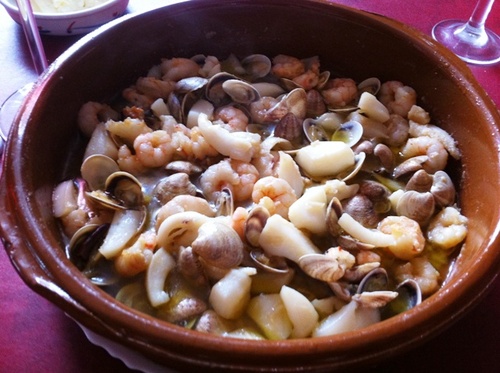 Maridó estupendamente, con una cazuela de marisco al ajillo...