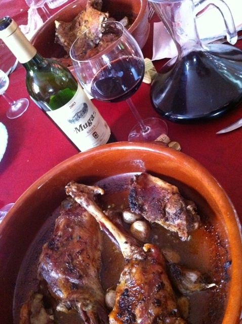 Los cachitos negros, son trocitos de ajo, que la carne estaba tierna y la piel crujiente, en su punto.