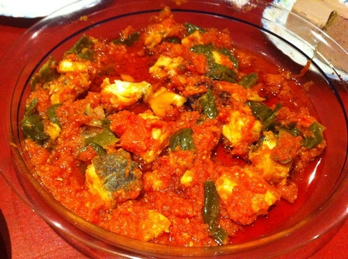 Se sigue con un bacalao con tomate y pimientos verdes...