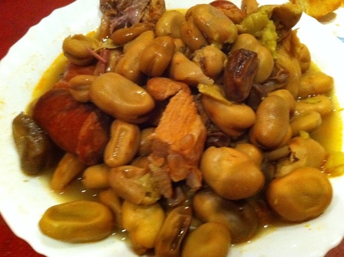 Se continua con unas habas cocidas con chorizo o 