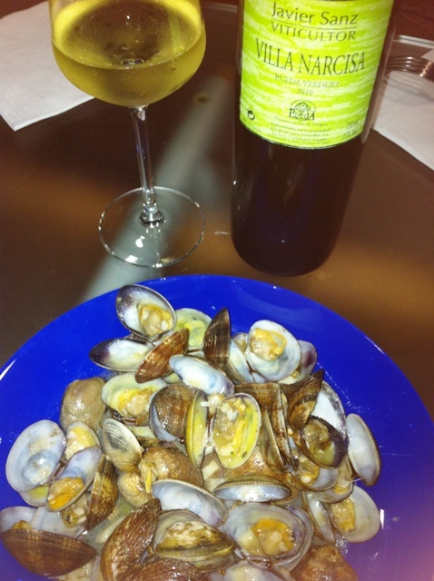 Aquí mejor el albariño, el Verdejo se comía las almejas...