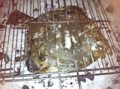 Para cenar, un bicho a las brasas...