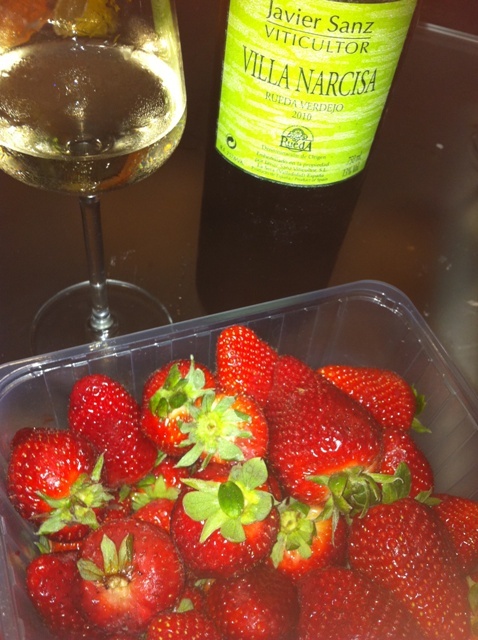 Hasta con el postre lo probé...aunque no es para fresas este Verdejo, jejeje, acabemos el cava...