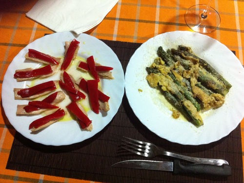 Ventresca de atún con pimientos de piquillo, y espárragos trigueros con huevo y parmesano...