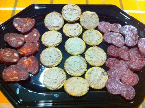 Chorizo cantimpalo, fuet artesana, y canapés de paté a la pimienta negra...