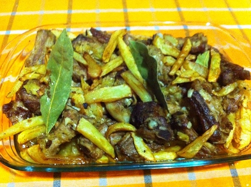 Costillejas de cerdo con patatas al ajo cabañil...