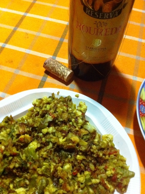 Con un revuelto de ajetes tiernos, esparragos y pimiento rojo, todo muy menudito, para acabar con una barra de pan de una sentada, jejeje, para la dieta y eso...