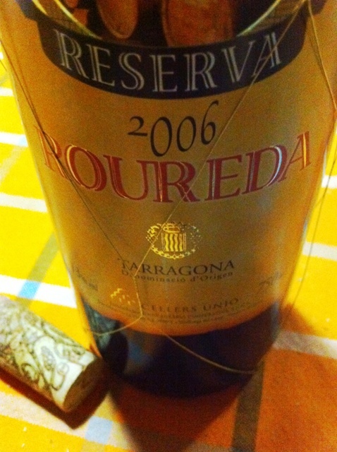 Un vino, muy suave y rico, se bebe sólo, para los asados va fenomenal este tipo de vino...