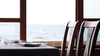 Restaurante frente al mar