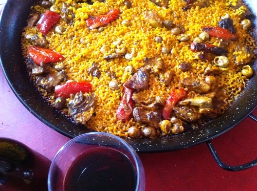 Con un arrocico de conejo y serranas de monte...
