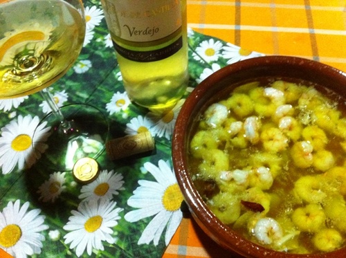 Cazuela de gambas al ajillo con un verdejico